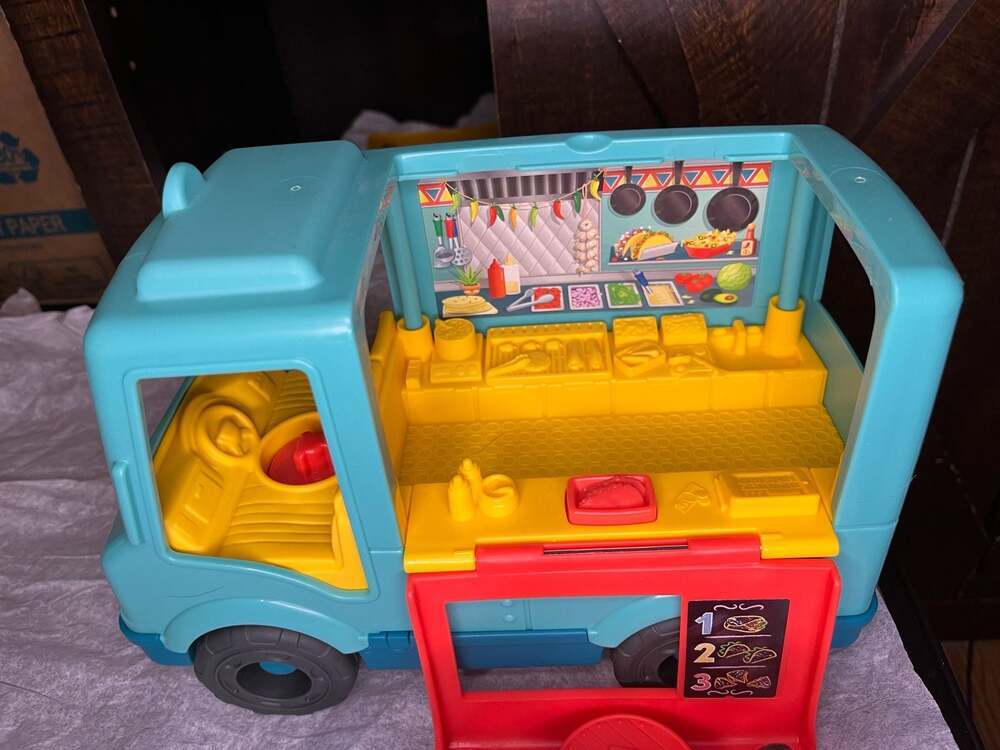 Fisher-Price Little People Serve It Up Food Truck Musical Toy with 2 Figures - Picture 4 of 8